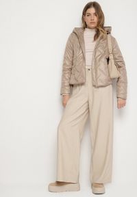 Born2be - Ciemnobeżowa Pikowana Kurtka z Kapturem Ozdobiona Naszywką Rilumia. Okazja: na co dzień. Typ kołnierza: kaptur. Kolor: beżowy. Materiał: jeans. Wzór: aplikacja. Styl: casual #4