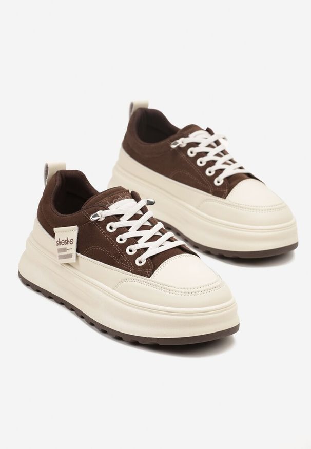 Renee - Brązowe Sneakersy na Tłoczonej Platformie Ozdobione Napisami Naliase. Okazja: na co dzień. Kolor: brązowy. Materiał: dresówka. Wzór: napisy, aplikacja. Obcas: na platformie