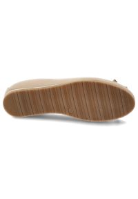 Baleriny damskie Armodo, cholewka ze skóry naturalnej z dekoracyjną aplikacją na przodzie elastyczna konstrukcja ułatwiająca zakładanie oraz płaska p. Okazja: na co dzień. Kolor: beżowy. Materiał: skóra. Szerokość cholewki: normalna. Wzór: aplikacja. Styl: casual, elegancki, klasyczny #6