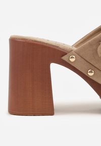 Born2be - Ciemnobeżowe Klapki na Obcasie Typu Chodaki Ozdobione Nitami i Klamrami Herminna. Okazja: na co dzień. Kolor: beżowy. Materiał: jeans. Wzór: aplikacja. Obcas: na obcasie. Styl: casual, elegancki, klasyczny. Wysokość obcasa: średni #2