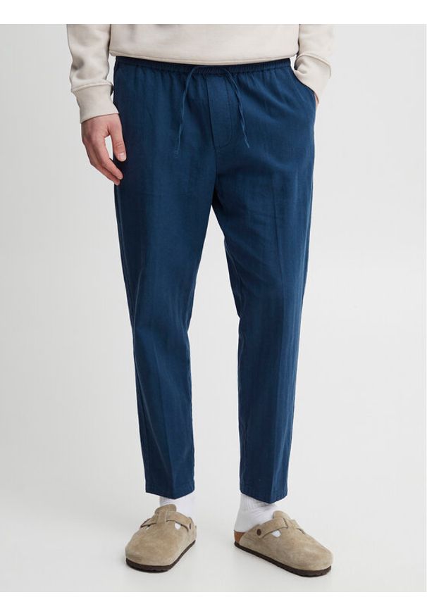 Casual Friday Spodnie materiałowe 20504738 Granatowy Regular Fit. Okazja: na co dzień. Kolor: niebieski. Materiał: bawełna, len, materiał. Styl: casual