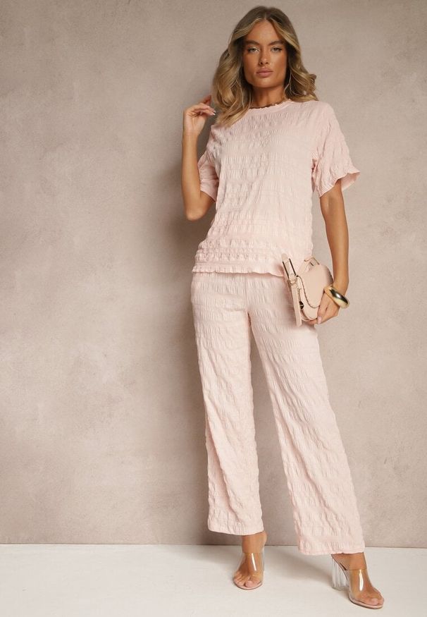 Renee - Różowy Casualowy Komplet z Szerokimi Spodniami i T-shirtem Devineva. Kolor: różowy. Wzór: aplikacja