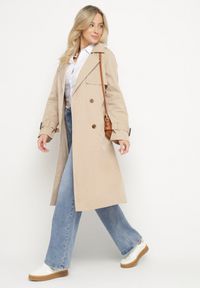 Born2be - Beżowy Płaszcz w Stylu Trencza Ozdobiony Paskiem z Klamrą Ninellira. Kolor: beżowy. Materiał: jeans. Długość rękawa: długi rękaw. Długość: długie. Wzór: aplikacja. Styl: klasyczny, elegancki #4