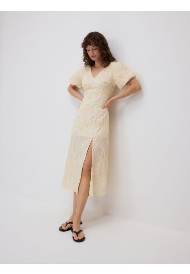 Reserved - Bawełniana sukienka z haftem - jasnożółty. Kolor: żółty. Materiał: bawełna. Wzór: haft