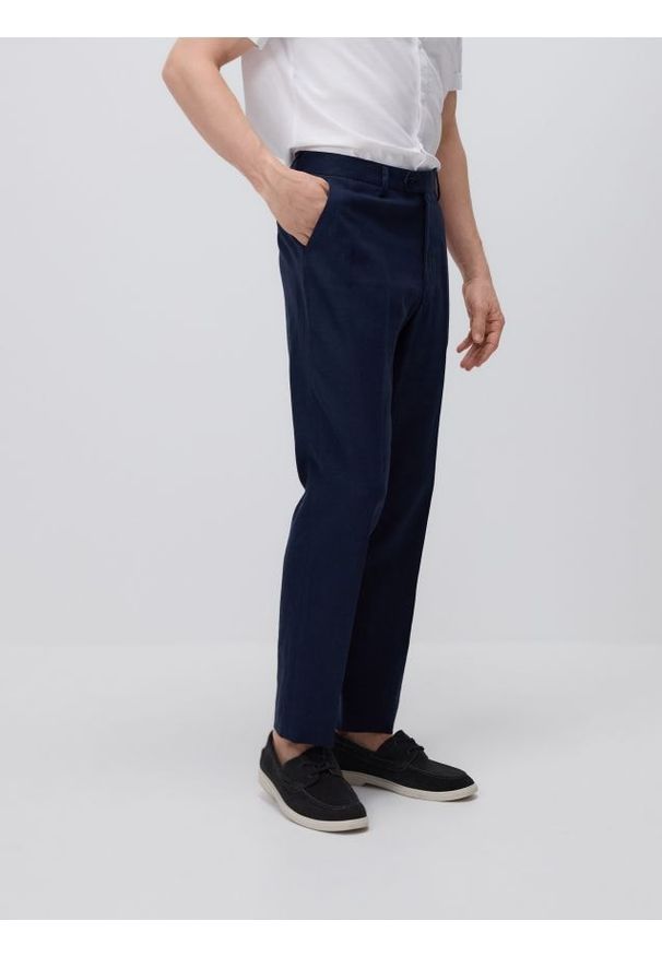Reserved - Spodnie regular fit z lnem - granatowy. Kolor: niebieski. Materiał: len