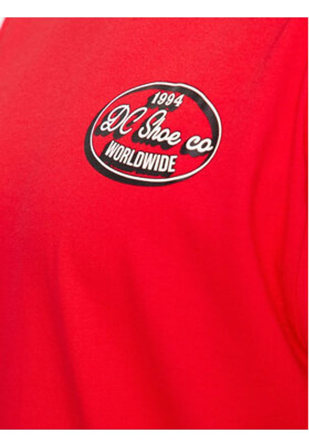 DC T-Shirt Truckin Tees Rqr7 ADYZT05284 Czerwony Regular Fit. Kolor: czerwony. Materiał: bawełna