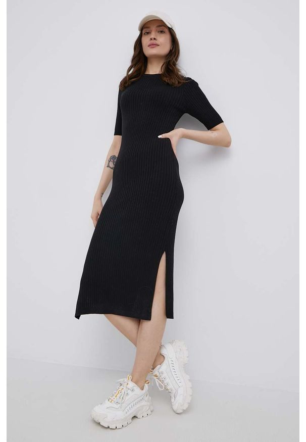 Vero Moda sukienka kolor czarny midi dopasowana. Kolor: czarny. Materiał: materiał, poliester. Długość rękawa: krótki rękaw. Typ sukienki: dopasowane. Długość: midi