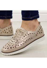 Złote ażurowe skórzane półbuty damskie S.Barski 51-611. Kolor: złoty. Materiał: skóra. Szerokość cholewki: normalna. Wzór: ażurowy. Sezon: jesień, wiosna, lato. Styl: klasyczny #1