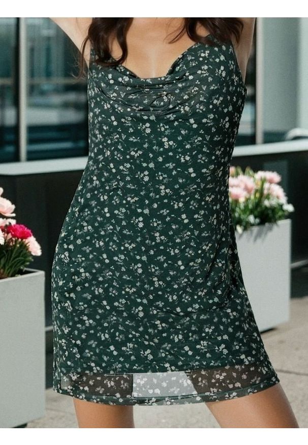 Sinsay - Sukienka mini z drapowanym dekoltem w kwiaty - zielony. Kolor: zielony. Wzór: kwiaty. Długość: mini