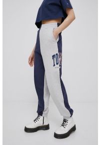 Tommy Jeans spodnie bawełniane damskie kolor granatowy melanżowe. Stan: podwyższony. Kolor: niebieski. Materiał: bawełna. Wzór: melanż