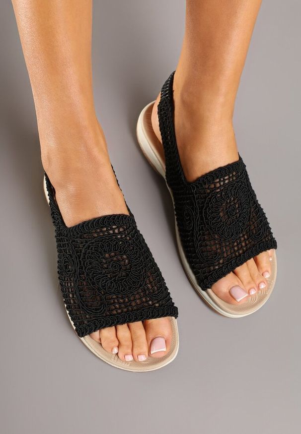 Renee - Czarne Sandały z Siateczkową Cholewką Tatarnea. Okazja: na co dzień. Kolor: czarny. Wzór: aplikacja. Sezon: lato. Styl: casual, wakacyjny