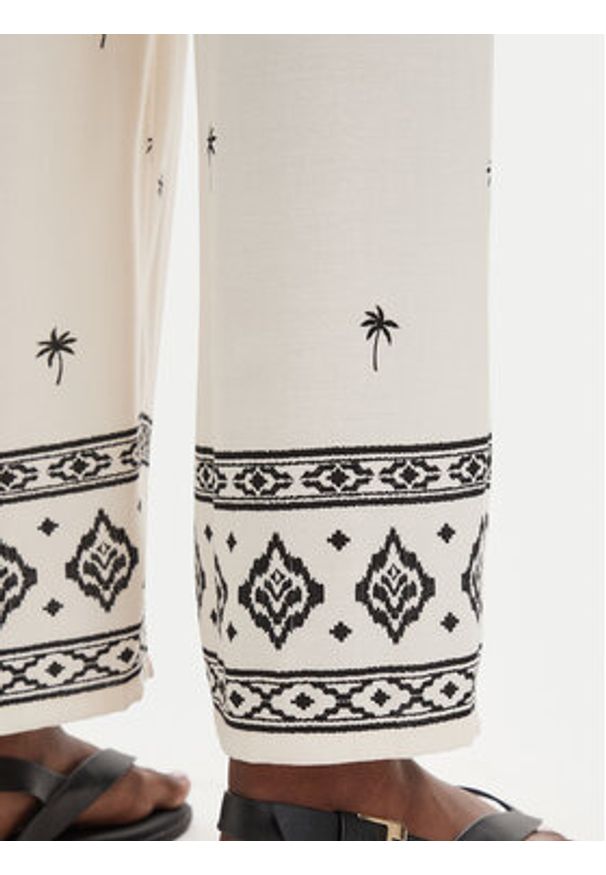 Vero Moda Spodnie materiałowe Kai 10345546 Kremowy Regular Fit. Kolor: kremowy. Materiał: wiskoza