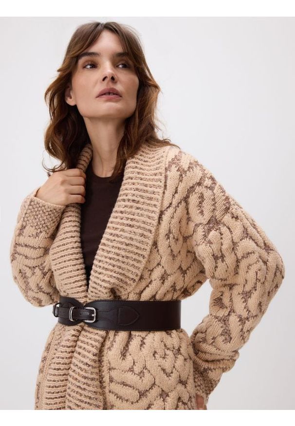 Reserved - Kardigan z paskiem - kremowy. Kolor: kremowy. Materiał: dzianina