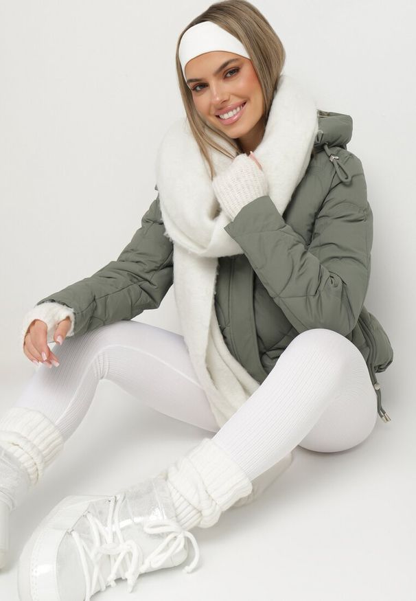 Born2be - Ciemnozielona Pikowana Kurtka o Pudełkowym Kroju z Kapturem i Ściągaczami Selizola. Okazja: na spacer. Typ kołnierza: kaptur. Kolor: zielony. Materiał: skóra, jeans. Styl: sportowy