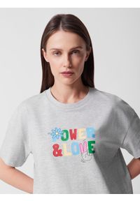 outhorn - T-shirt oversize z nadrukiem damski Outhorn - szary. Kolor: szary. Materiał: bawełna, dzianina. Długość rękawa: krótki rękaw. Długość: krótkie. Wzór: nadruk