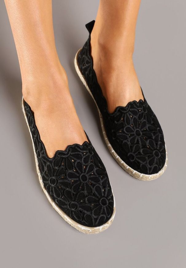 Born2be - Czarne Ażurowe Espadryle Vices w Kwiatowy Wzór z Plecionki Donavia. Okazja: na co dzień, na spacer. Kolor: czarny. Wzór: ażurowy, kwiaty. Sezon: lato, wiosna. Obcas: na obcasie. Styl: elegancki, casual. Wysokość obcasa: niski