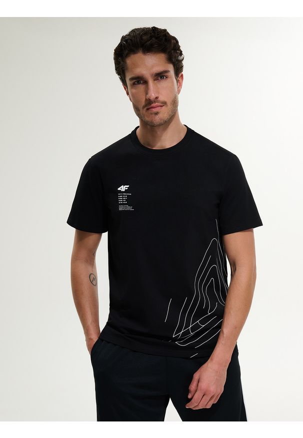 4f - 4F T-shirt regular z nadrukiem męski - czarny XXL. Okazja: na co dzień. Kolor: czarny. Materiał: jeans, materiał, dresówka, bawełna. Wzór: nadruk. Styl: casual, klasyczny