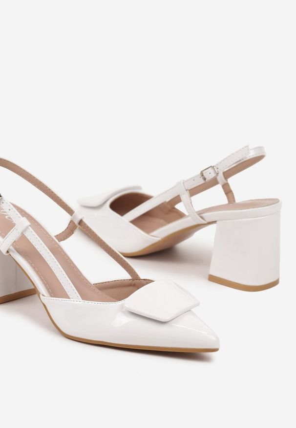 Renee - Białe Sandały Lakierowane na Słupku Slingback z Ozdobą na Nosku Vommea. Okazja: na co dzień. Kolor: biały. Materiał: lakier. Wzór: aplikacja. Sezon: lato, wiosna. Obcas: na słupku. Styl: elegancki, casual