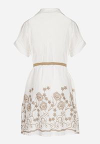 Born2be - Biała Bawełniana Sukienka Koszulowa o Rozkloszowanym Kroju z Paskiem i Haftem Nalione. Okazja: na imprezę, na co dzień. Typ kołnierza: kołnierzyk klasyczny. Kolor: biały. Materiał: bawełna. Długość rękawa: krótki rękaw. Wzór: haft. Typ sukienki: koszulowe. Styl: klasyczny, casual, elegancki #6