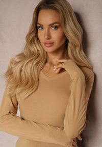 Renee - Ciemnobeżowa Bluzka Bawełniana Typu Longsleeve Mialoraea. Okazja: na co dzień. Kolor: beżowy. Materiał: bawełna. Długość rękawa: długi rękaw. Styl: casual, klasyczny #5