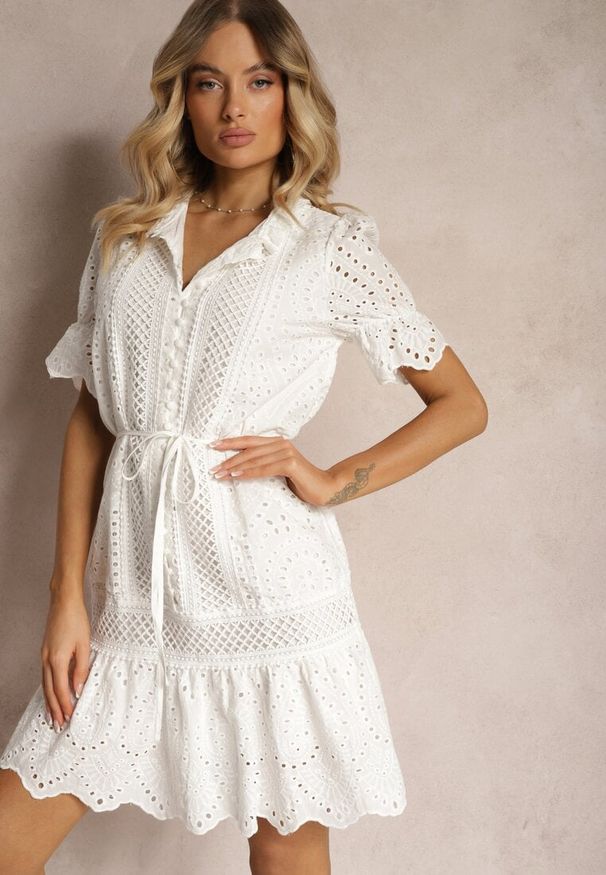 Renee - Biała Sukienka Boho z Bawełny Ozdobiona Ażurowym Wzorem Falbaną i Przewiązana Paskiem Nelah. Okazja: na co dzień, na imprezę. Kolor: biały. Materiał: bawełna. Wzór: ażurowy, aplikacja. Typ sukienki: proste. Styl: boho