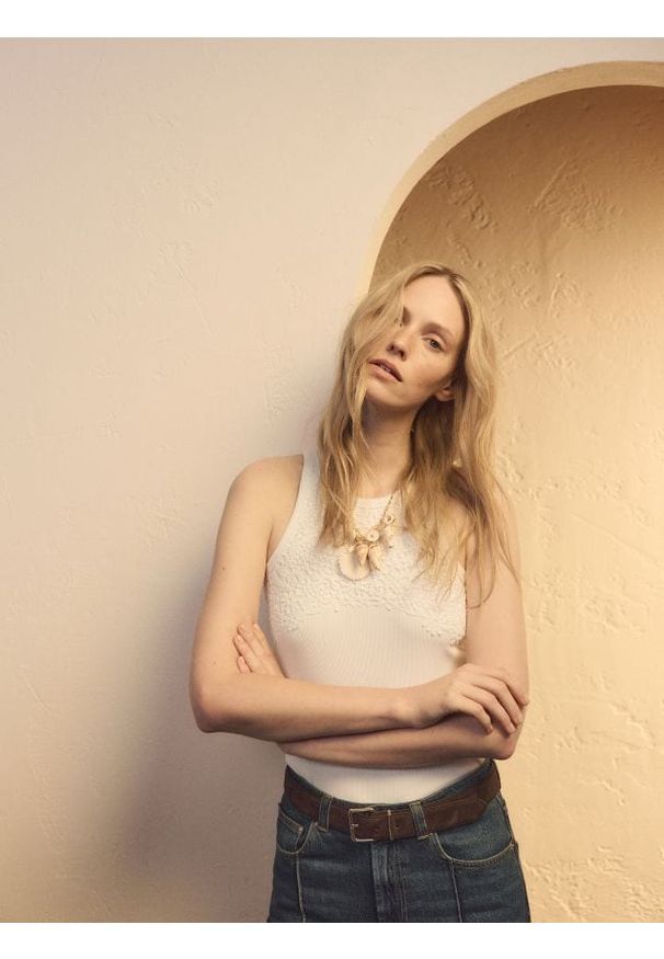 Reserved - Top z haftem - biały. Kolor: biały. Materiał: bawełna, dzianina. Wzór: haft