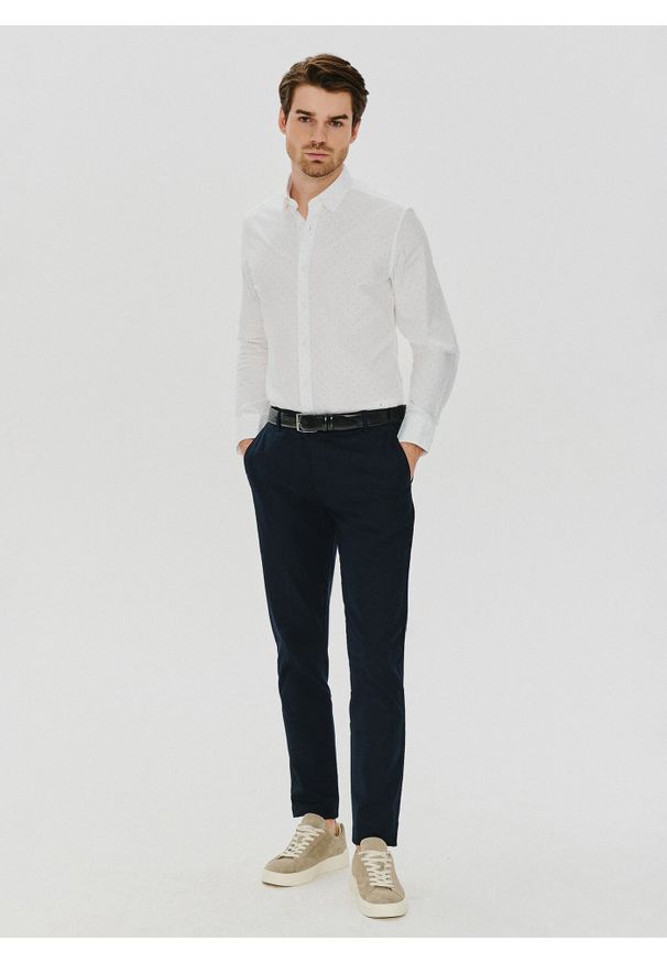 PAKO LORENTE – Biała koszula męska w czarne kropki P24SF-1X-001-B-S - Pako Lorente. Okazja: na co dzień. Kolor: czarny, biały, wielokolorowy. Długość rękawa: długi rękaw. Długość: długie. Wzór: kropki. Styl: casual, elegancki