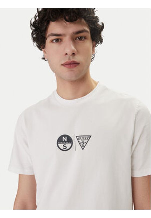 Guess T-Shirt GUESS x NORTH SAILS M6GI40 K3322 Biały Regular Fit. Kolor: biały. Materiał: bawełna