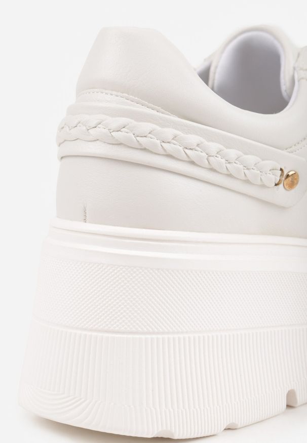 Born2be - Białe Sneakersy Vices na Grubej Podeszwie z Metaliczną Ozdobą Tatorelis. Okazja: na co dzień, do pracy. Kolor: biały. Materiał: jeans. Wzór: aplikacja
