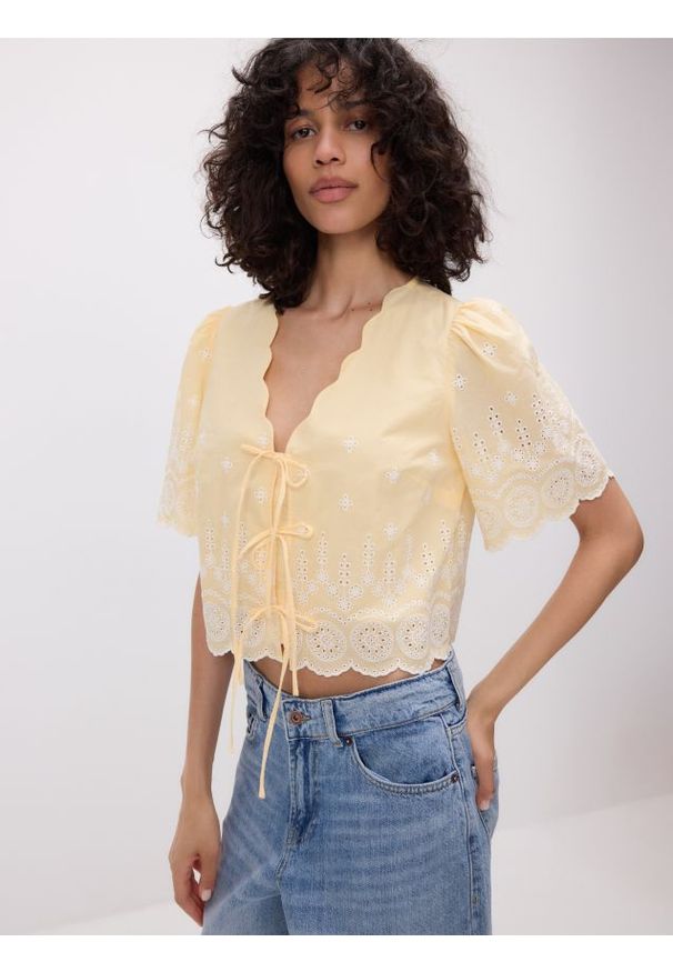 Reserved - Bluzka z ażurowymi detalami - jasnożółty. Kolor: żółty. Materiał: bawełna, tkanina. Wzór: ażurowy