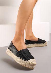 Renee - Czarne Espadryle z Plecioną Platformą i Ażurową Cholewką Kaorris. Nosek buta: okrągły. Kolor: czarny. Materiał: materiał. Szerokość cholewki: normalna. Wzór: ażurowy. Sezon: lato. Obcas: na platformie. Wysokość obcasa: niski #1