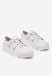 Born2be - Białe Skórzane Sneakersy na Niskiej Platformie z Przeszyciami i Sznurowaniem Jeforia. Kolor: biały. Materiał: skóra. Wzór: kolorowy. Obcas: na platformie #4