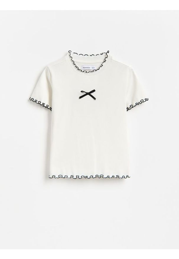 Reserved - T-shirt z kontrastowym brzegiem - złamana biel. Materiał: bawełna