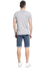 Wrangler - WRANGLER SPODNIE MĘSKIE COLTON SHORTS SLING SHOT W15VJP251 112127167. Okazja: na co dzień, na randkę. Materiał: jeans, skóra, denim, elastan, bawełna, poliester. Długość: krótkie. Wzór: aplikacja. Sezon: lato, zima. Styl: klasyczny, casual #8