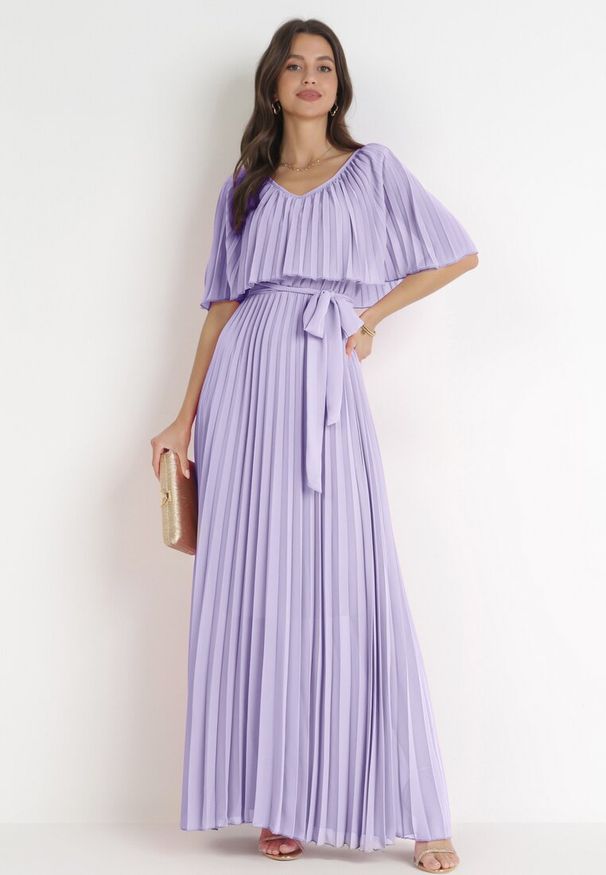 Born2be - Fioletowa Sukienka Plisowana z Szeroką Falbaną Przy Dekolcie Dinara. Kolor: fioletowy. Styl: wizytowy. Długość: maxi