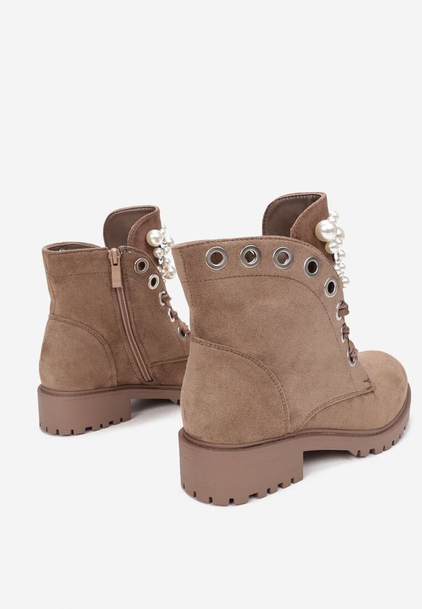 Renee - Brązowe Botki Aufer. Nosek buta: okrągły. Zapięcie: sznurówki. Kolor: brązowy. Szerokość cholewki: normalna. Wzór: aplikacja. Obcas: na obcasie. Wysokość obcasa: niski