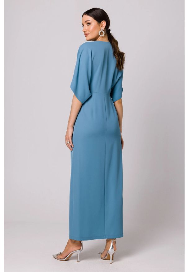 Makover - Długa sukienka z dekoltem V i rozcięciem kimonowa niebieska. Okazja: na wesele, na ślub cywilny, na imprezę. Kolor: niebieski. Typ sukienki: ołówkowe. Styl: wizytowy. Długość: maxi