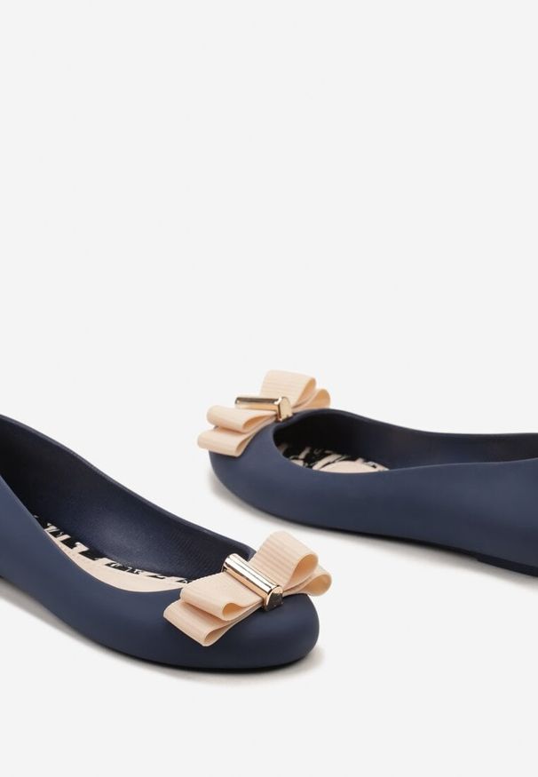 Born2be - Granatowo-Beżowe Płaskie Balerinki Meliski z Kokardką i Metalowym Elementem Cavela. Okazja: na co dzień. Kolor: niebieski. Materiał: jeans. Styl: elegancki, casual