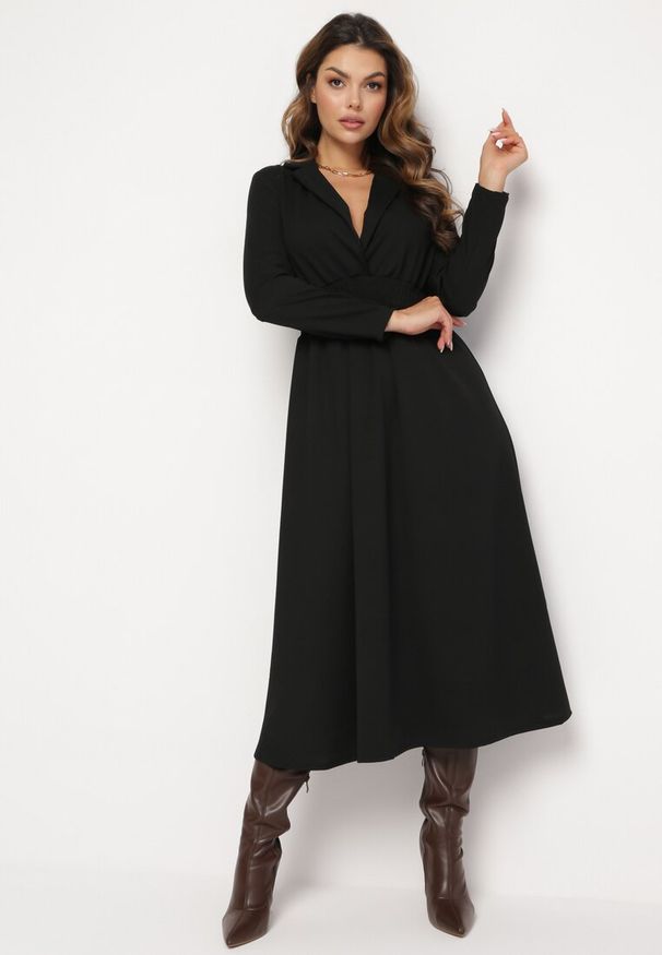 Born2be - Czarna Rozkloszowana Sukienka Midi z Kopertową Górą i Gumką w Pasie Ametis. Kolor: czarny. Typ sukienki: kopertowe. Długość: midi