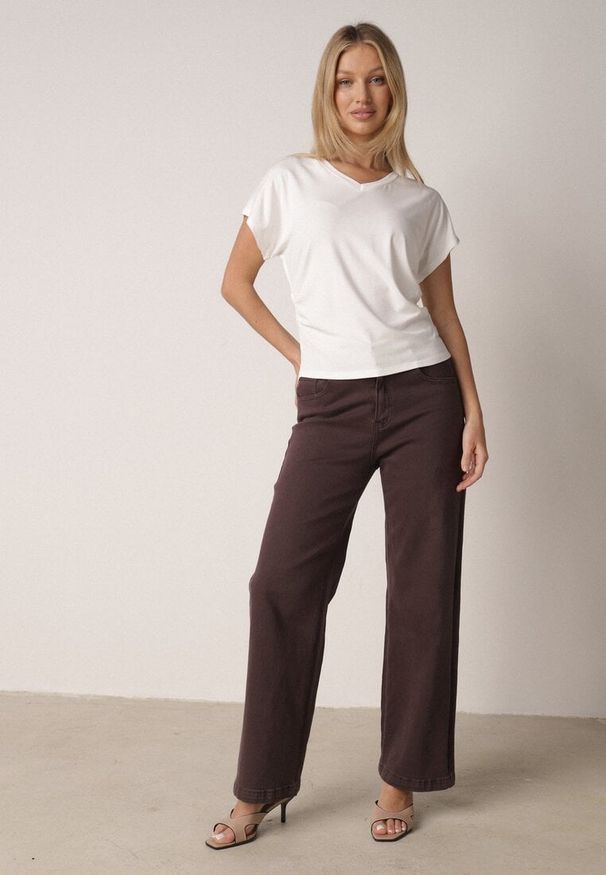 Born2be - Biały T-shirt z Wiskozy z Trójkątnym Dekoltem Achiore. Okazja: na co dzień. Kolor: biały. Materiał: wiskoza. Styl: casual, klasyczny