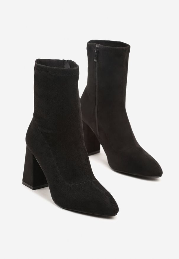 Born2be - Czarne Botki Vices na Słupku z Dopasowaną Cholewką Verille. Okazja: na co dzień, na spotkanie biznesowe. Kolor: czarny. Materiał: jeans. Szerokość cholewki: normalna. Obcas: na słupku. Styl: casual, biznesowy. Wysokość obcasa: średni