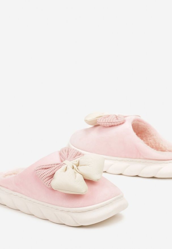 Renee - Różowe Kapcie na Płaskiej Podeszwie z Futerkiem i Kokardą Dezilaine. Okazja: do domu. Kolor: różowy. Materiał: futro. Obcas: na płaskiej podeszwie