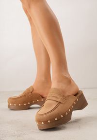 Renee - Jasnobrązowe Klapki Drewniaki o Fasonie Loafersów z Ozdobnymi Nitami Sargita. Okazja: na co dzień. Kolor: brązowy. Materiał: skóra. Wzór: haft. Styl: casual, elegancki #1