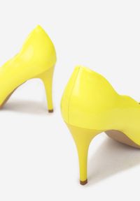 Renee - Żółte Czółenka Astolis. Nosek buta: szpiczasty. Kolor: żółty. Materiał: lakier. Szerokość cholewki: normalna. Wzór: gładki. Obcas: na szpilce #6