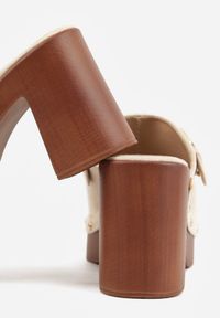 Renee - Beżowe Klapki na Słupku w Stylu Chodaków z Klamrami i Nitami Semelaia. Okazja: na co dzień. Kolor: beżowy. Wzór: aplikacja. Obcas: na słupku. Styl: casual, boho #2