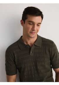 Reserved - Ażurowa koszulka polo z lnem - zielony. Typ kołnierza: polo. Kolor: zielony. Materiał: len. Wzór: ażurowy #1
