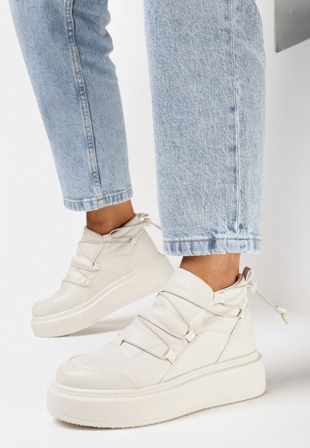 Born2be - Beżowe Sneakersy na Platformie za Kostkę z Regulacją na Gumkę Aikola. Wysokość cholewki: za kostkę. Nosek buta: okrągły. Kolor: beżowy. Obcas: na platformie. Wysokość obcasa: średni