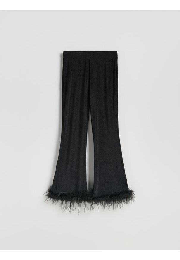Reserved - Spodnie z piórami - czarny. Kolor: czarny. Materiał: dzianina. Wzór: gładki