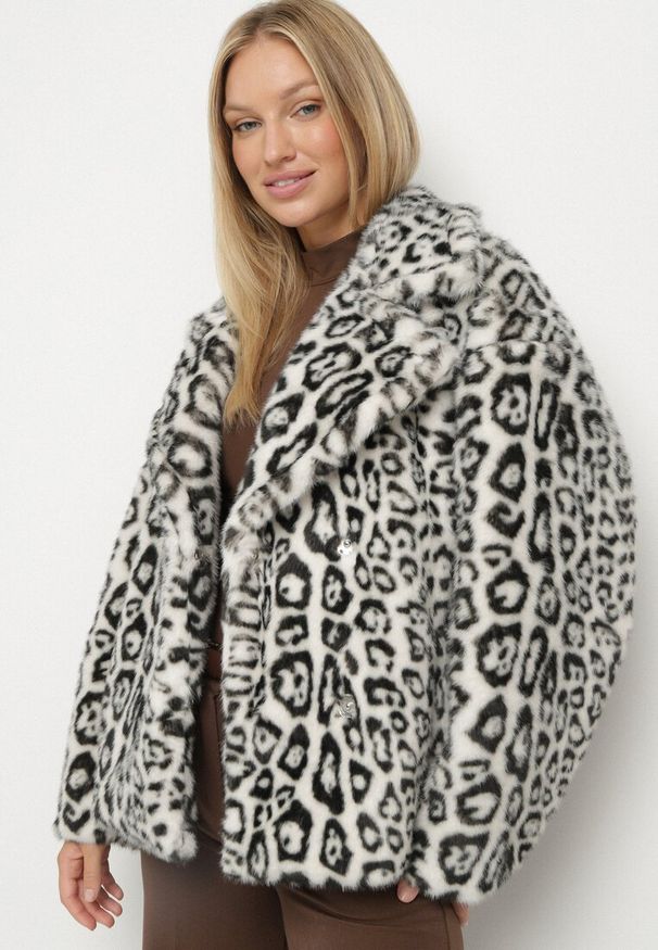 Born2be - Biała Kurtka Futerko w Panterkę z Kieszeniami Fidelis. Okazja: na co dzień. Kolor: biały. Materiał: futro. Wzór: motyw zwierzęcy. Styl: casual, elegancki