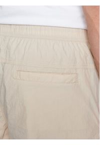 Calvin Klein Jeans Szorty sportowe J30J322904 Beżowy Regular Fit. Kolor: beżowy. Materiał: syntetyk. Styl: sportowy #5